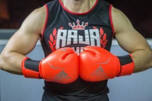 Boxeador con guantes puestos tras vendarse las manos correctamente