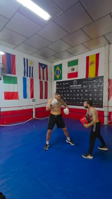 Entrenamiento con saco de boxeo en Entrenando Boxeo Alicante